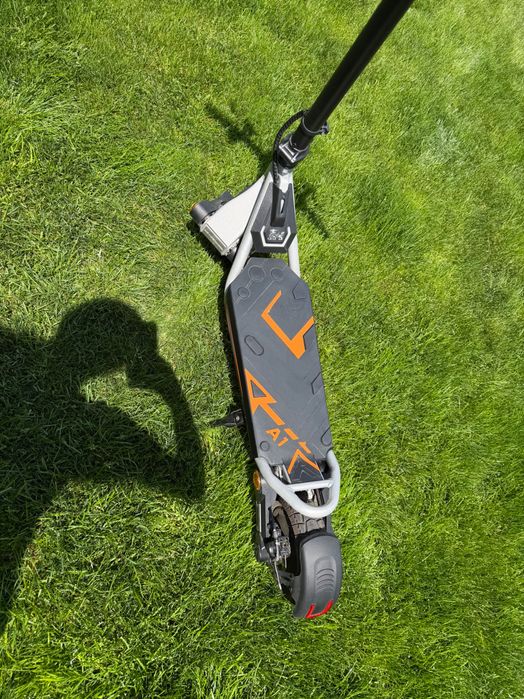 Trotinetă electrică KuKirin A1 – aproape nouă, doar 86 km, stare excelentă