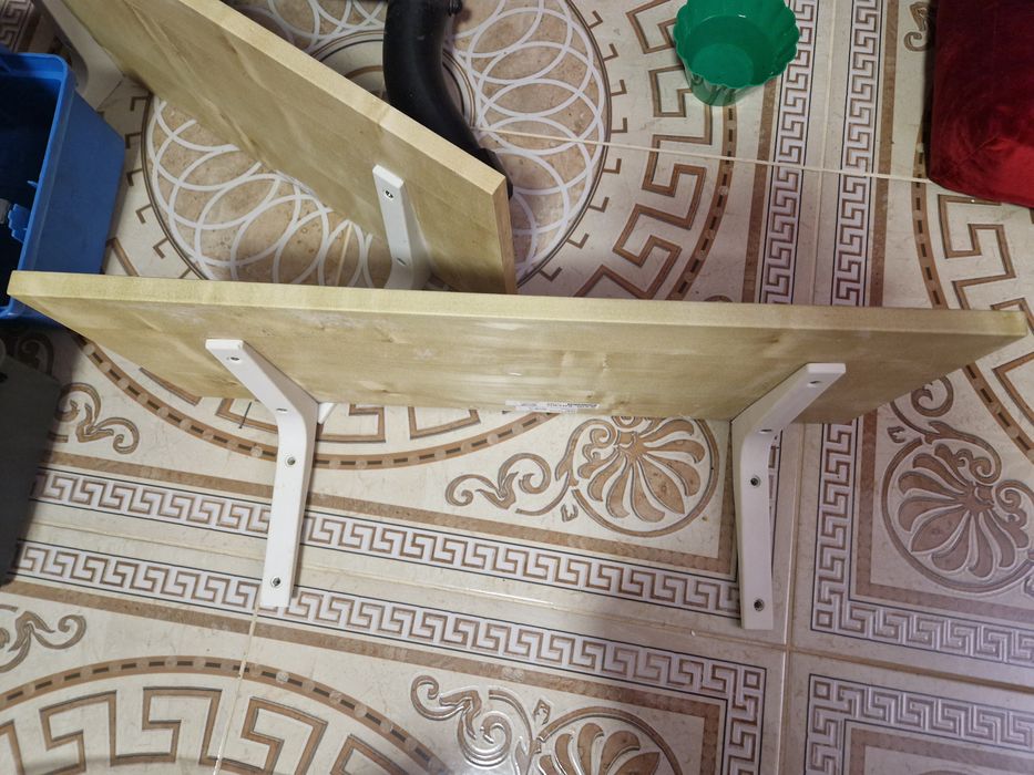 Два броя етажерки