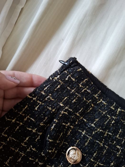 Пола със златни копчета