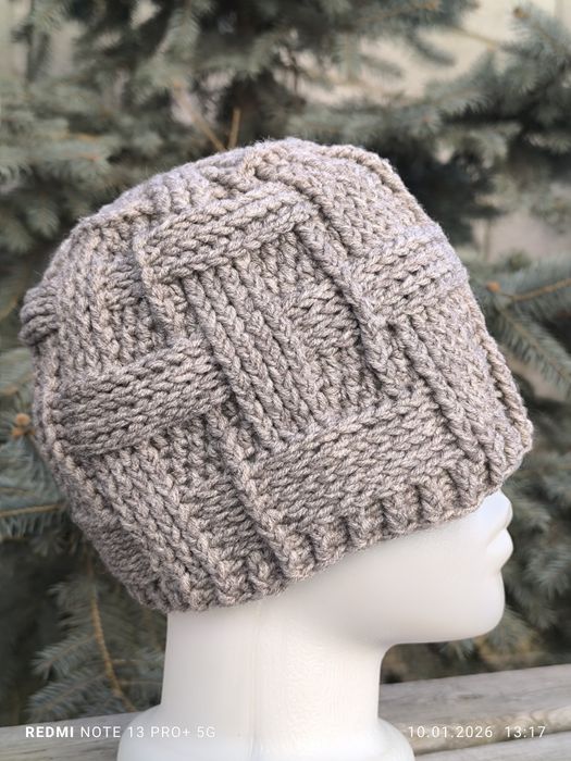 Вязаная мужская шапка