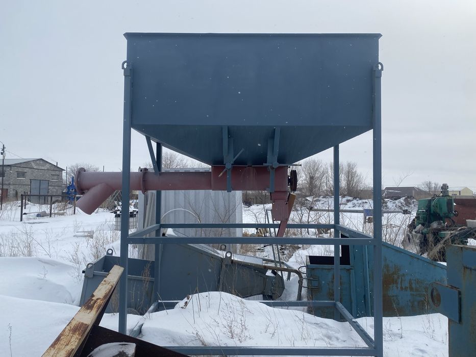 Бункер с шнеком 4 кубов с заслонкой регулировки на ногах