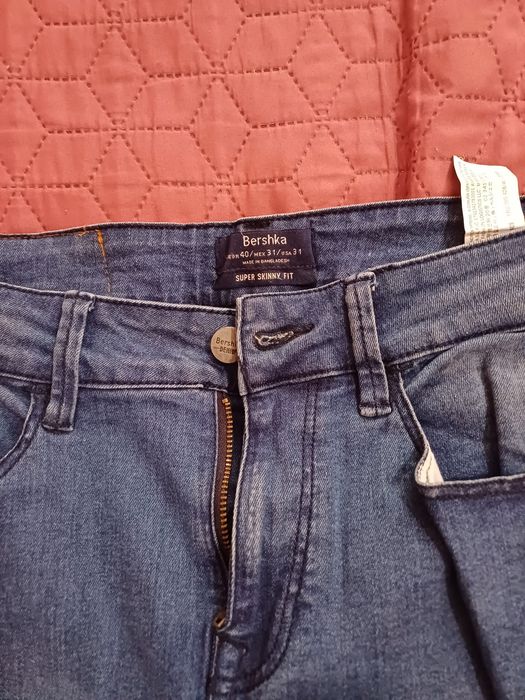 Vand blugi de bărbați, Bershka, noi, nepurtati.