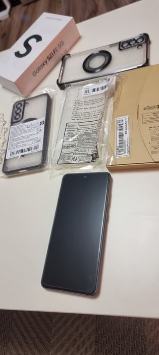 Samsung S21 FE cadou 3 huse + o folie sticla