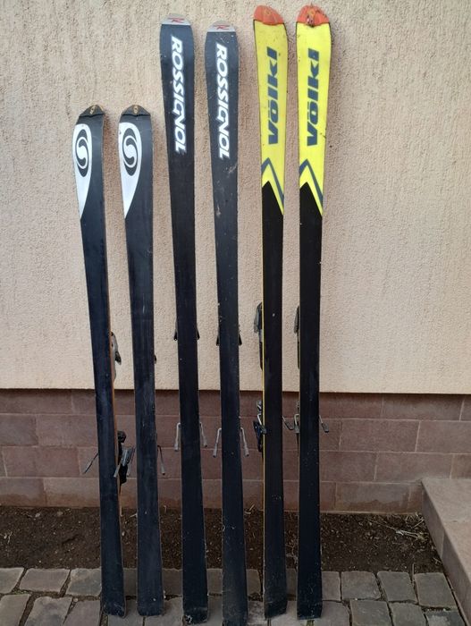 Vând schiuri. Au între 1.6 metri și 1.85 metri.