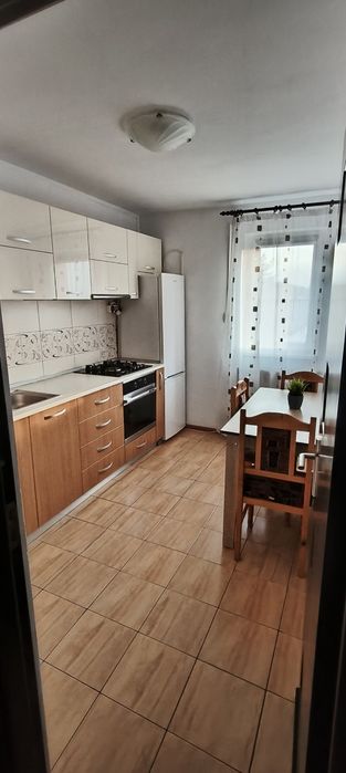 Închiriez garsonieră.
