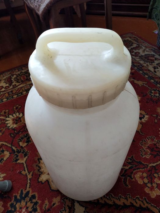 Продам пластмассовую ёмкость б/у, но в хорошем состоянии, объем -20 л