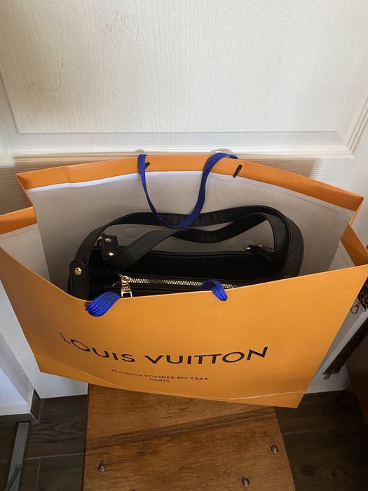 Eșarfă din mătase 100%.LV ; Geantă mare LV