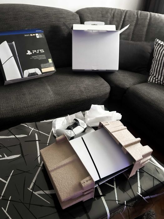 Consola PlayStation 5 Digital Edition Slim, 825GB in stare impecabila