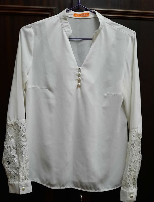 Продаются женские блузки.