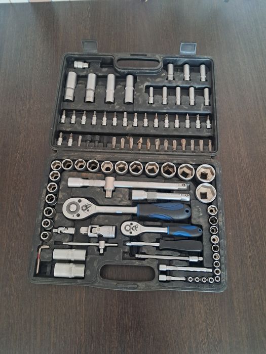 Продам набор ключей в чемодане