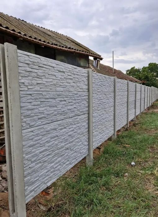 Gard  din beton  este în comuna celaru