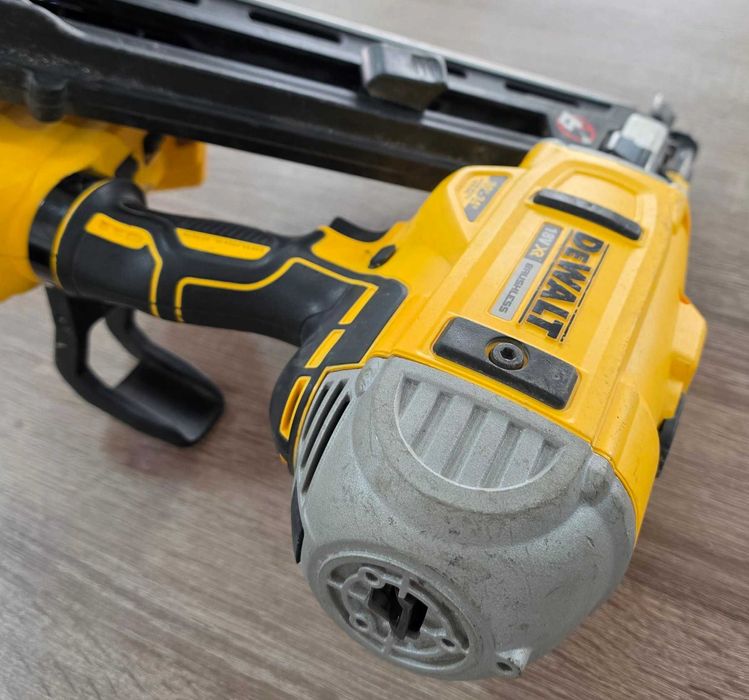 Акумулаторен такер за пирони DeWALT DCN692
