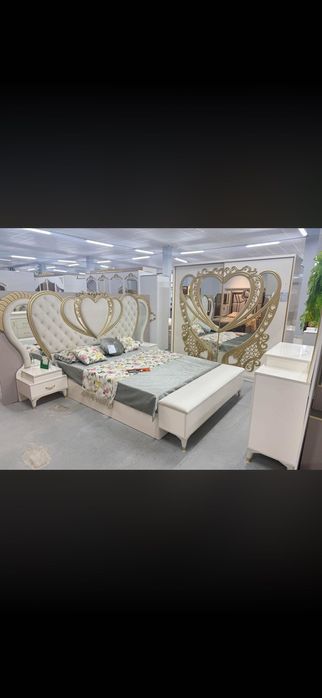 Спалня Оливия с гардероб две нощни шкафчета и тоалетка
