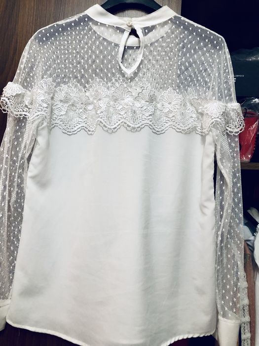 Bluza cu dantela