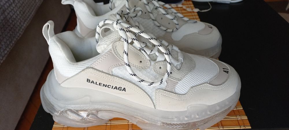 Продавам маратонки balenciaga Triple s 41 номер бели