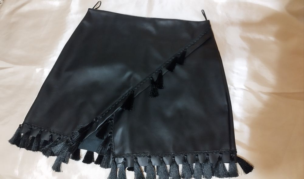 Къса черна пола от еко кожа