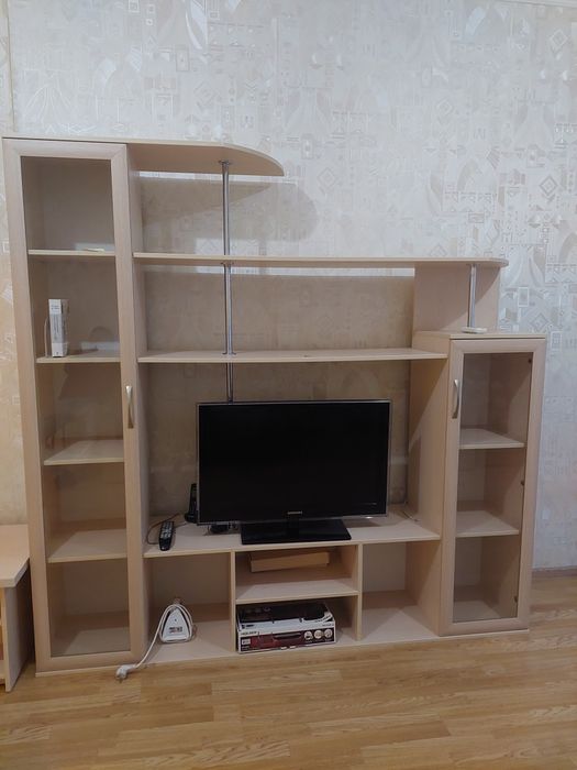 Продам стенку и журнальный столик