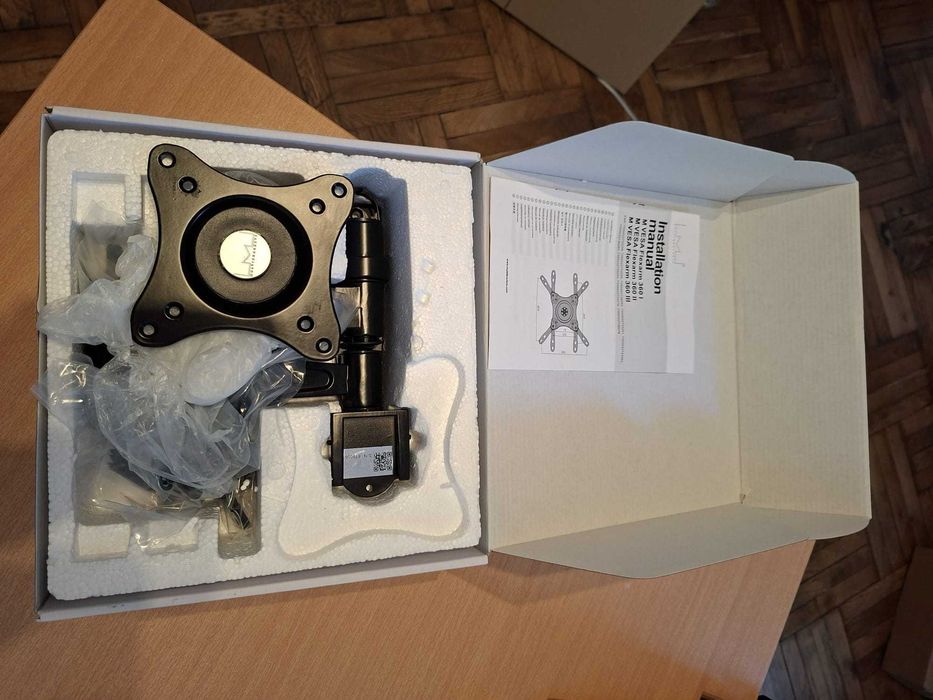 suporturi NOI profesionale pentru monitor sau televizor Multibrackets M VESA Flexarm 360, cu prindere pe perete.