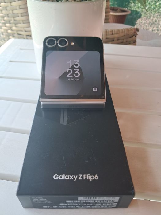 Продавам телефон Самсунг Галакси Z flip 6/ 512 /GB