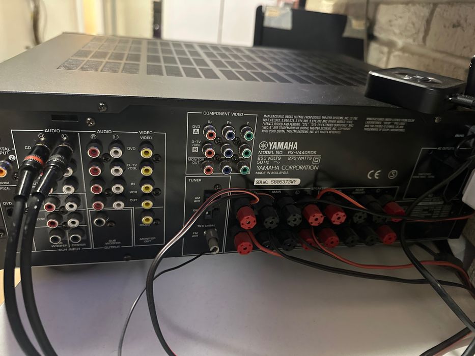 Усилвател с колони и субуфер