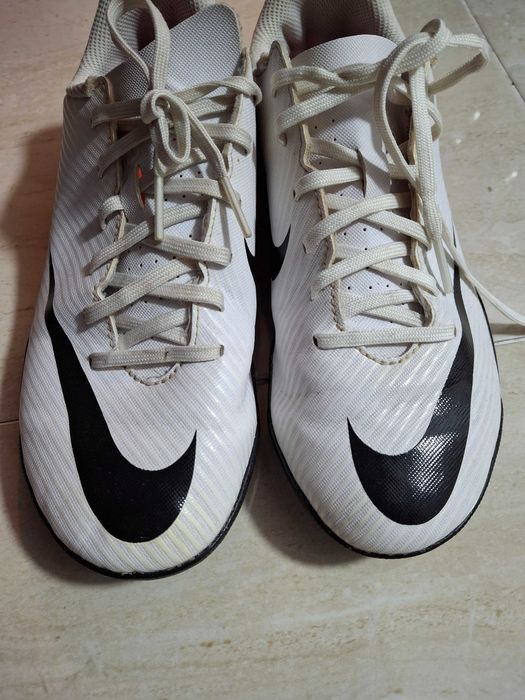 Adidasi Nike fotbal