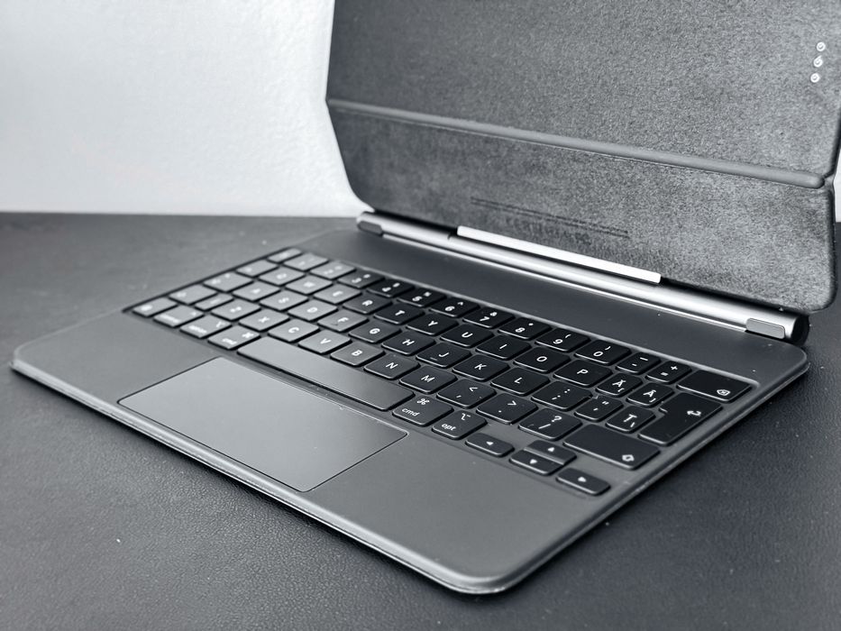 Tastatură / Husă Apple iPad Magic Keyboard pt iPad 11” -  impecabilă
