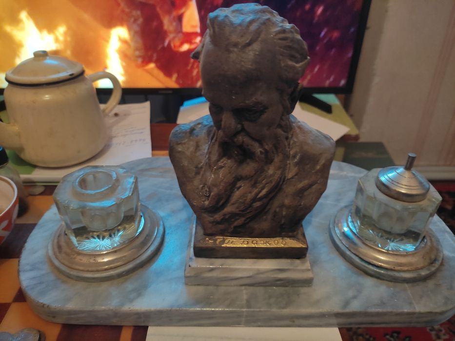 Продам бюст Бажова п п бронза