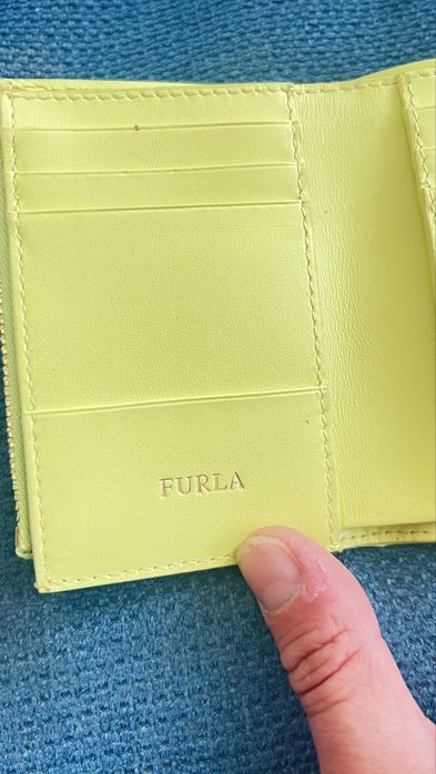 Furla Camelia в  няколко цвята и в два модела. Нови модели. С етикети care instuctions, подаръчен плик FURLA.Модел с цип и модел с капак.100% оригинал