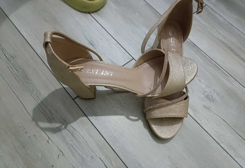 Vând rochie de ocazie lungă ,sandale Nr 38 , gentuță, agrafă !