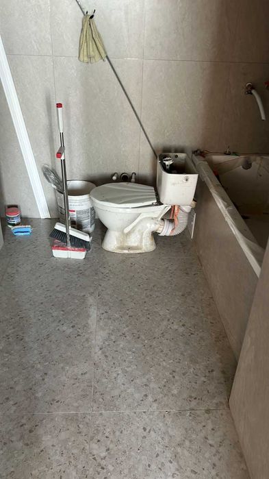 Унитаз для ремонта и стройки. Унитаз с бачком для дома..