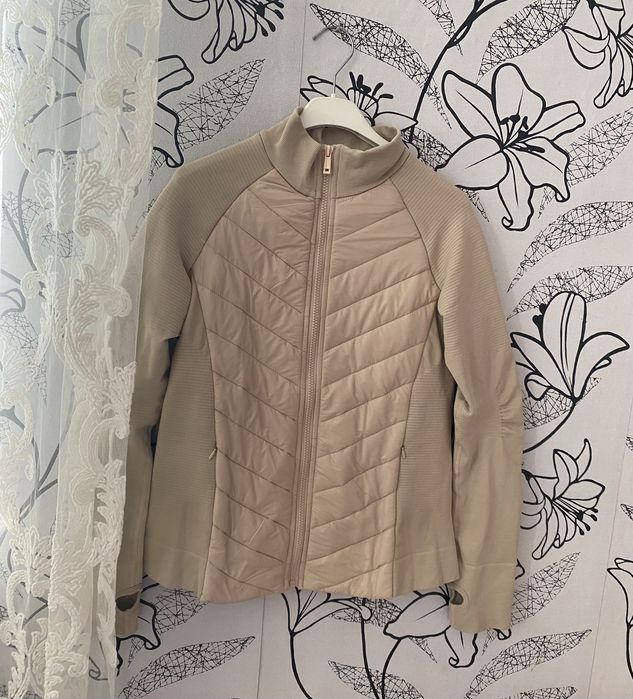 Стилно дамско яке в бежов цвят, чисто ново