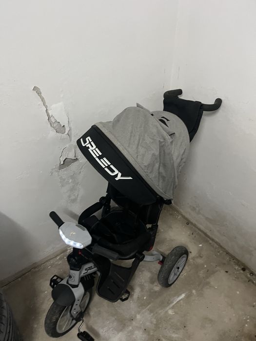 Триколка с въртяща седалка и спускащ се сенник