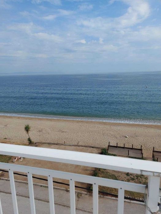 Студия с магазин за бизнес на първа линия  в Паралия Врасна, Гърция