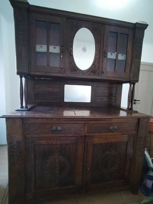 Dulap vechi de peste 100 de ani