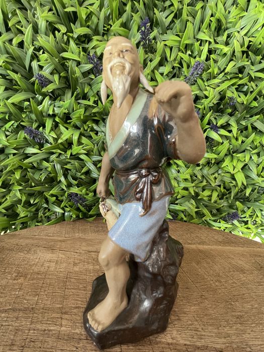 Bătrân cu pălărie și pești