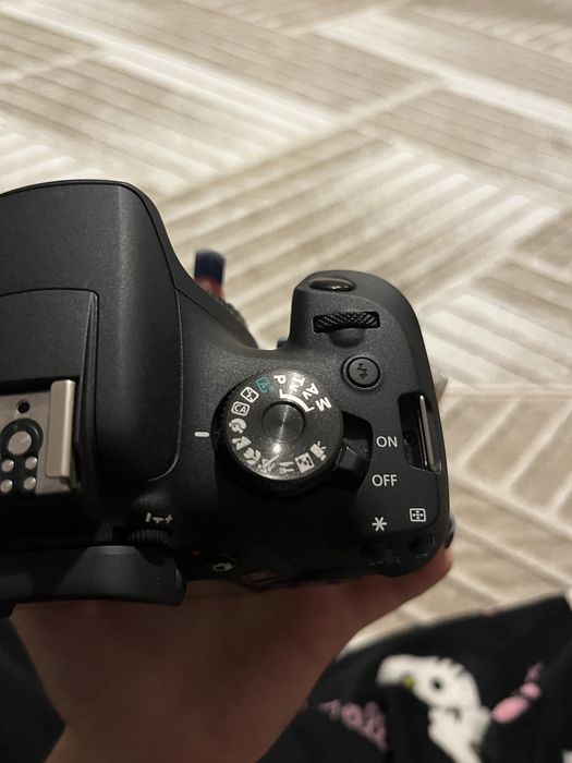 нов фотопарат CANON