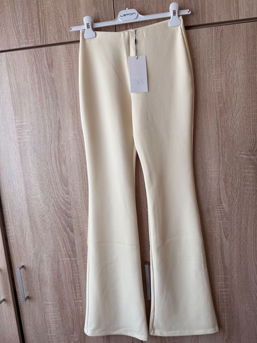 Светложълт панталон Zara