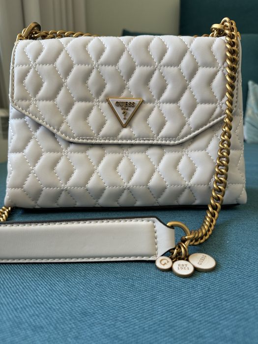 Нова бежова чанта Guess