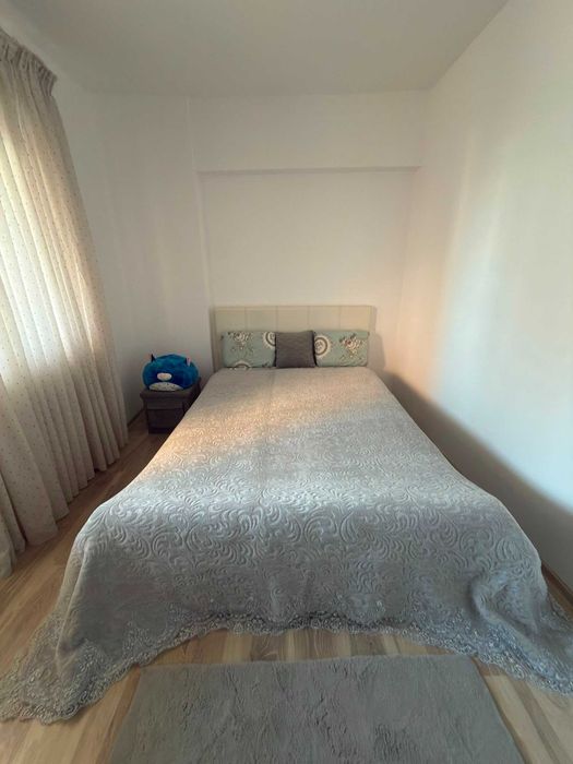 Cuvertură de pat cu model elegant – foarte bine întreținută