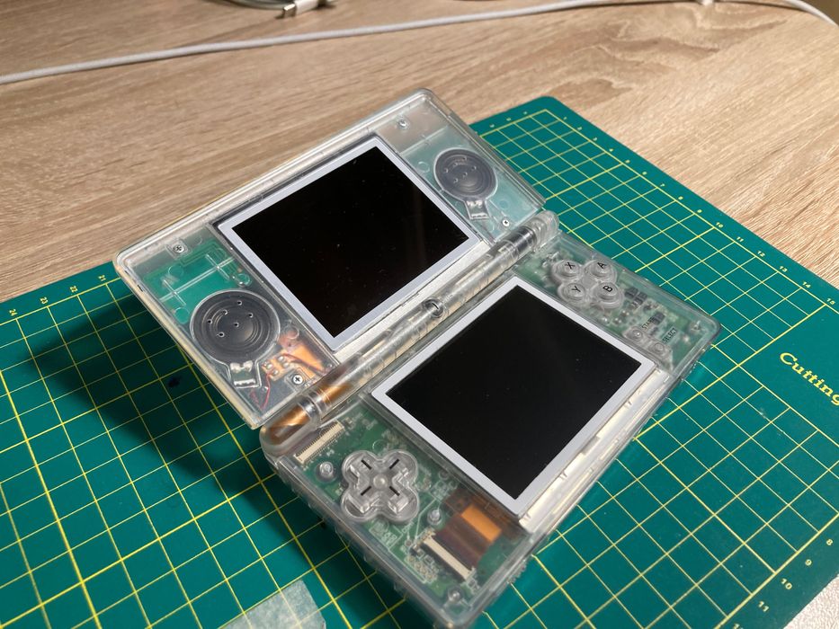 Nintendo DS Lite (нинтендо ДС Лайт) + R4 карта с игри