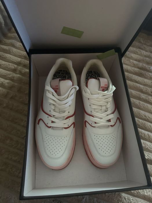 Sneakers Love Moschino