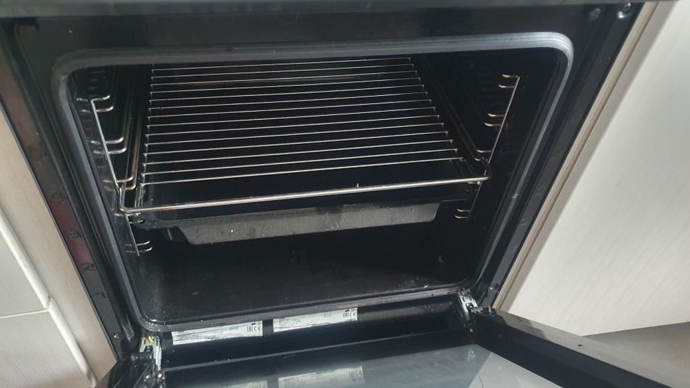 Vând Aragaz Beko stare bună,  4 arzătoare,  negru, cu capac de sticlă