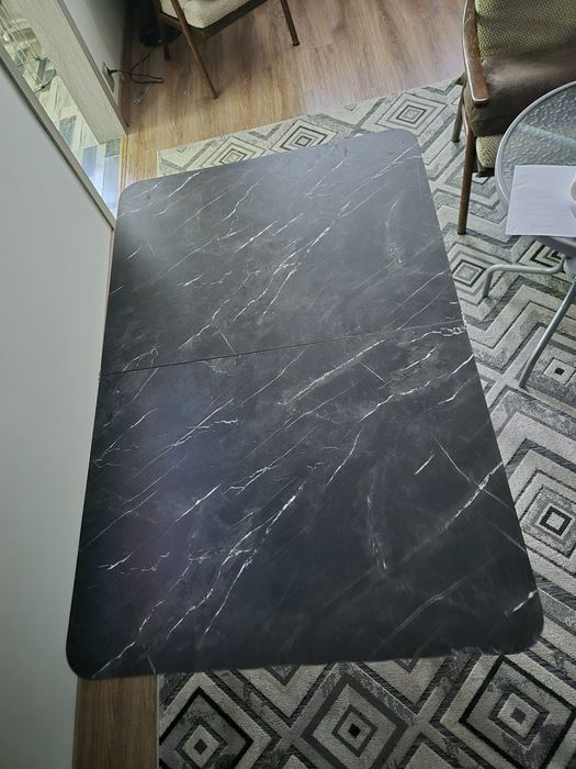 Продам стол чёрный.