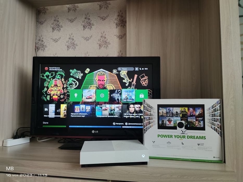 X-Box  one S 500 GB, приставка с джостиком (геймпадом) вместе.