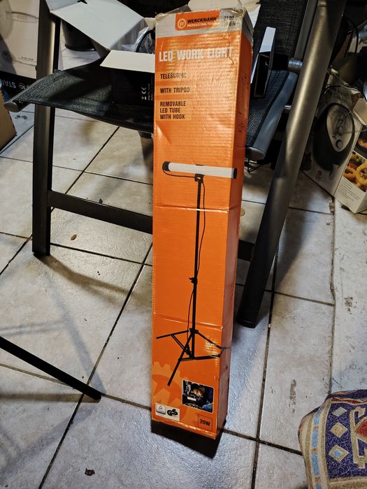 LED работна лампа на стойка