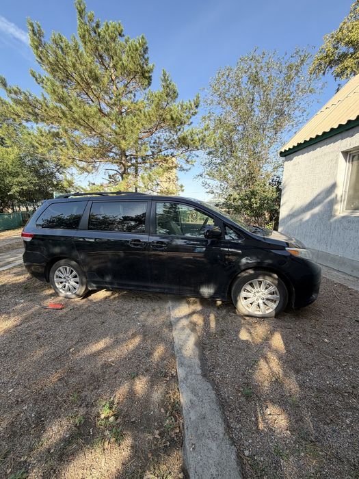 Продам автомобиль Toyota sienna 2014