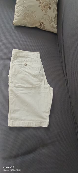 Продаю мужские белые шорты