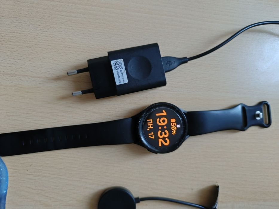 Продавам смарт часовник Samsung Galaxy Watch 5 Pro (45mm) LTE в черен цвят (Black Titanium).