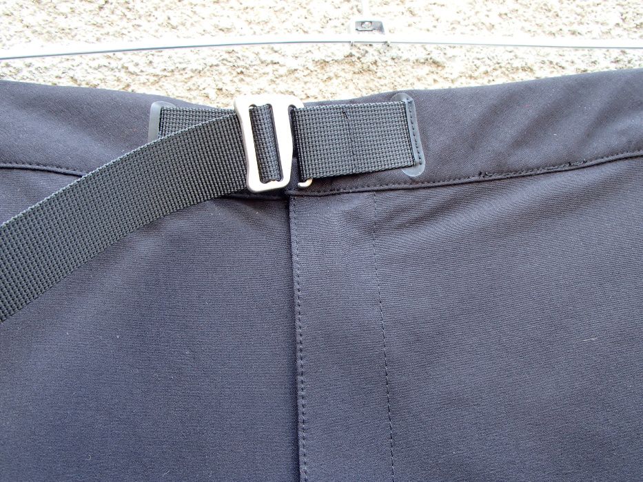 Продавам лек пролетноесенен разтеглив черен панталон Arc'teryx