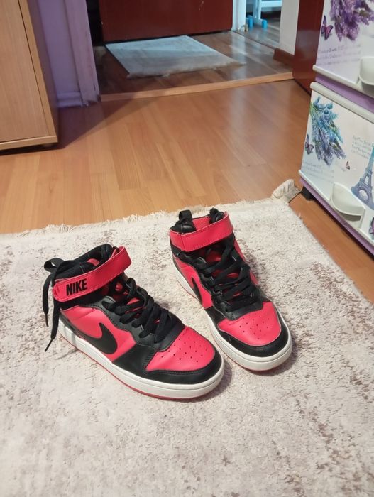 Adidași Nike înalți roșu și negru mărimea 38,5